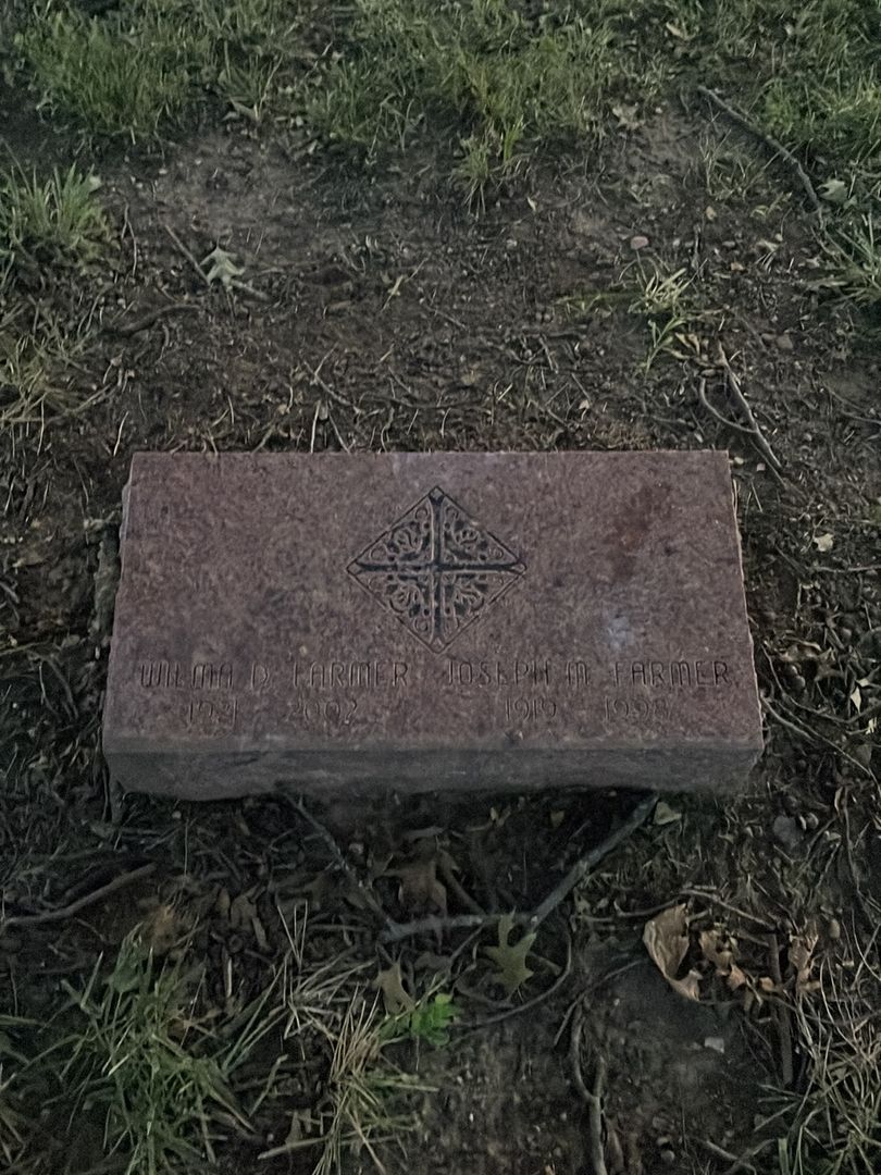 Wilma Farmer's grave. Photo 1