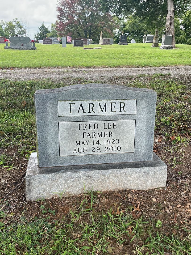 Fred Lee Farmer Senior's grave. Photo 1