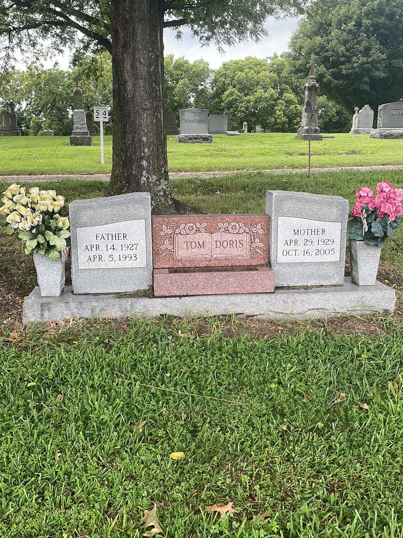 Thomas E. "Tom" Innis Junior's grave. Photo 1