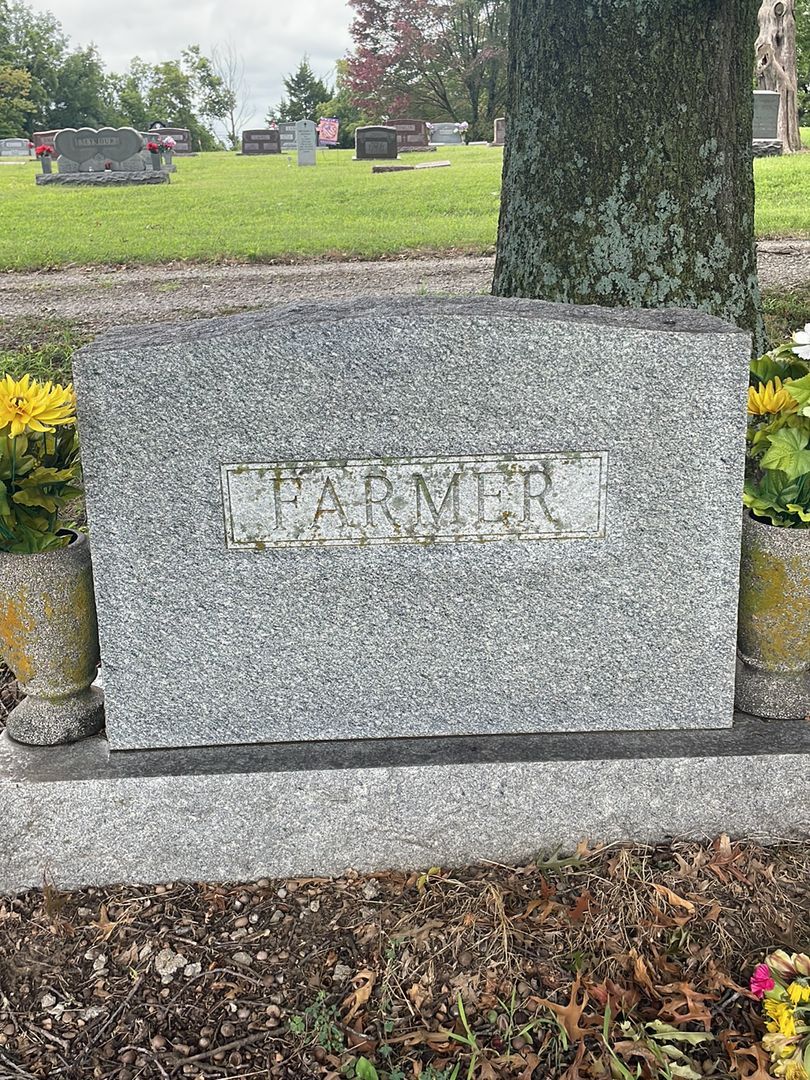 Pauline Farmer's grave. Photo 1