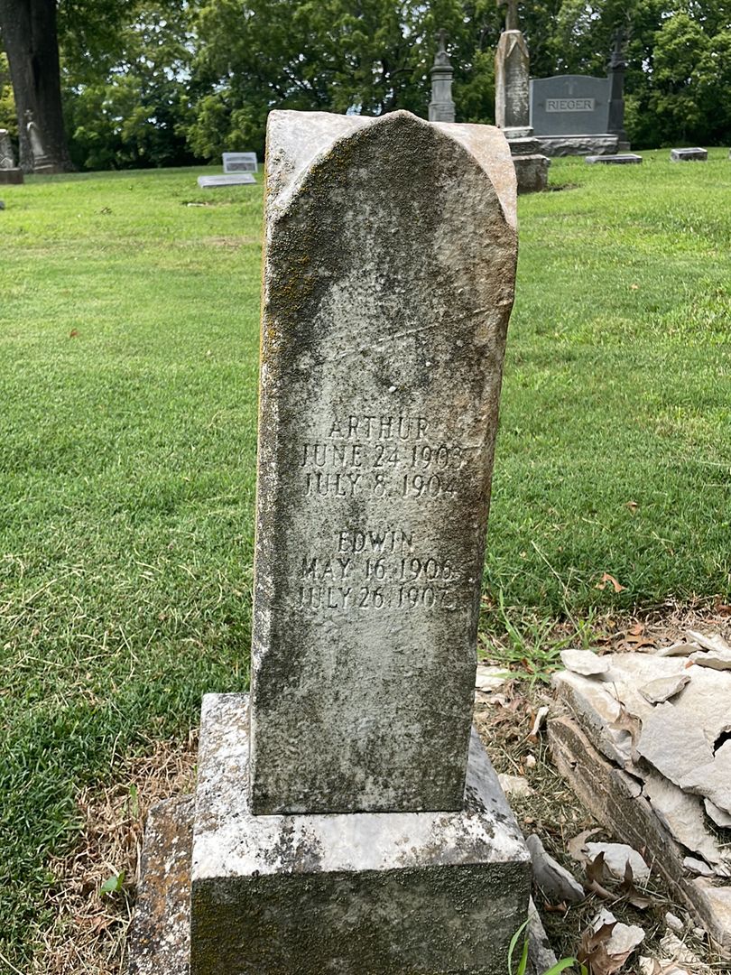 Arthur Oschleager's grave. Photo 1