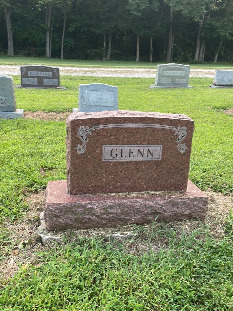 Mary Ellen Glenn's grave. Photo 1